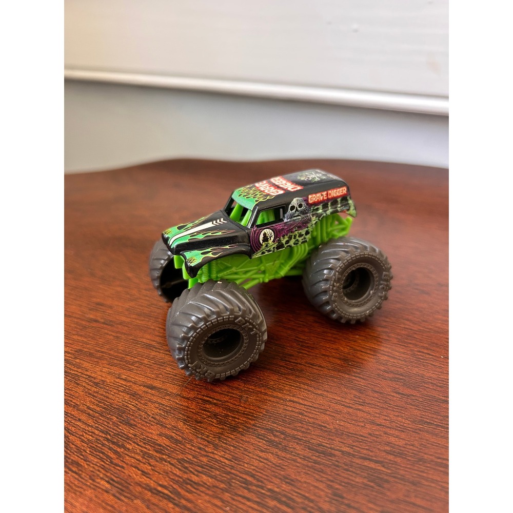 Monster Jam Grave Digger Die-Cast Truck 1:64 Scale Black Green BKT Tires